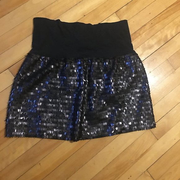 Size Medium Skirt by BEBE M, knitwear band on top that can be folded - stretchy - Picture 1 of 10